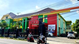 LENGANG: Pengendara melintas di depan RSUD Waru beberapa waktu lalu (LAILIYATUN NURIYAH/KLIK MADURA).
