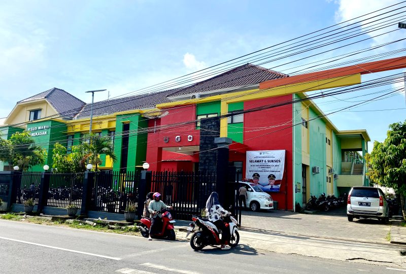 LENGANG: Pengendara melintas di depan RSUD Waru beberapa waktu lalu (LAILIYATUN NURIYAH/KLIK MADURA).