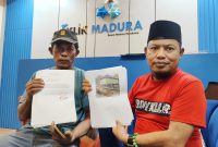 Mat Rasib (52) warga Dusun Sapapan, Desa Saobi, Kecamatan Kangayan, Pulau Kangean, Sumenep didampingi Kabid Hukum dan HAM, DPD KNPI Jatim Nur Faisal menunjukkan foto dan surat pernyataan dari penerima BSPS terkait bantuan yang diterima saat berkunjung ke Kantor Redaksi Klik Madura. (DOK. KLIK MADURA)