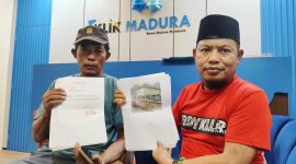 Mat Rasib (52) warga Dusun Sapapan, Desa Saobi, Kecamatan Kangayan, Pulau Kangean, Sumenep didampingi Kabid Hukum dan HAM, DPD KNPI Jatim Nur Faisal menunjukkan foto dan surat pernyataan dari penerima BSPS terkait bantuan yang diterima saat berkunjung ke Kantor Redaksi Klik Madura. (DOK. KLIK MADURA)