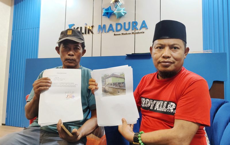 Mat Rasib (52) warga Dusun Sapapan, Desa Saobi, Kecamatan Kangayan, Pulau Kangean, Sumenep didampingi Kabid Hukum dan HAM, DPD KNPI Jatim Nur Faisal menunjukkan foto dan surat pernyataan dari penerima BSPS terkait bantuan yang diterima saat berkunjung ke Kantor Redaksi Klik Madura. (DOK. KLIK MADURA)
