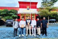 Kuasa hukum keluarga korban kepala bayi terputus foto bersama usai mendatangi Polres Bangkalan. (DOK. KLIKMADURA)