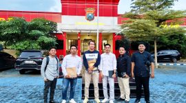 Kuasa hukum keluarga korban kepala bayi terputus foto bersama usai mendatangi Polres Bangkalan. (DOK. KLIKMADURA)