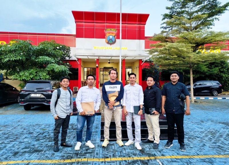 Kuasa hukum keluarga korban kepala bayi terputus foto bersama usai mendatangi Polres Bangkalan. (DOK. KLIKMADURA)