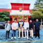 Kuasa hukum keluarga korban kepala bayi terputus foto bersama usai mendatangi Polres Bangkalan. (DOK. KLIKMADURA)
