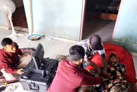 Petugas Dispendukcapil Sampang melakukan perekaman e-KTP di rumah warga lansia. (DOK. KLIKMADURA)