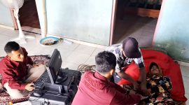 Petugas Dispendukcapil Sampang melakukan perekaman e-KTP di rumah warga lansia. (DOK. KLIKMADURA)
