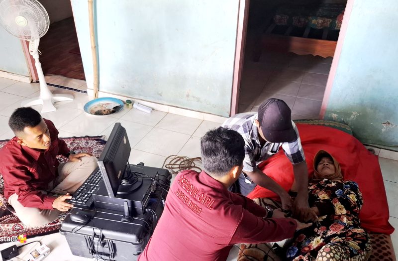Petugas Dispendukcapil Sampang melakukan perekaman e-KTP di rumah warga lansia. (DOK. KLIKMADURA)