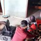 Petugas Dispendukcapil Sampang melakukan perekaman e-KTP di rumah warga lansia. (DOK. KLIKMADURA)
