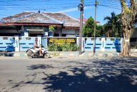 TERIK: Pengendara melintas di depan kantor DP3AP2KB Pamekasan. (LAILIYATUN NURIYAH/KLIK MADURA).