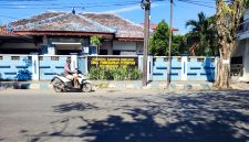 TERIK: Pengendara melintas di depan kantor DP3AP2KB Pamekasan. (LAILIYATUN NURIYAH/KLIK MADURA).