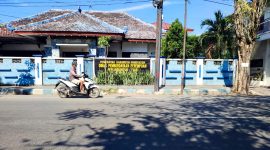 TERIK: Pengendara melintas di depan kantor DP3AP2KB Pamekasan. (LAILIYATUN NURIYAH/KLIK MADURA).