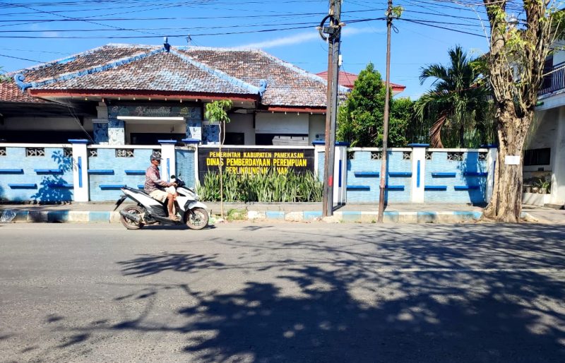 TERIK: Pengendara melintas di depan kantor DP3AP2KB Pamekasan. (LAILIYATUN NURIYAH/KLIK MADURA).