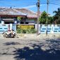 TERIK: Pengendara melintas di depan kantor DP3AP2KB Pamekasan. (LAILIYATUN NURIYAH/KLIK MADURA).