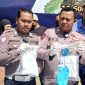 Dua personel kepolisian menunjukkan barang bukti sabu sebelum pemusnahan di Pendopo Agung Ronggosukowati Pamekasan. (MOH. IQBALUL KHAVEI MZ / KLIKMADURA)