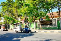 LENGANG: Pengendara melintas di depan SMPN 2 Pamekasan. (LAILIYATUN NURIYAH / KLIK MADURA).