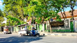 LENGANG: Pengendara melintas di depan SMPN 2 Pamekasan. (LAILIYATUN NURIYAH / KLIK MADURA).