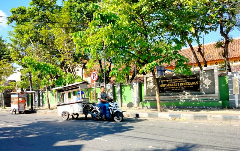 LENGANG: Pengendara melintas di depan SMPN 2 Pamekasan. (LAILIYATUN NURIYAH / KLIK MADURA).