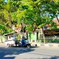 LENGANG: Pengendara melintas di depan SMPN 2 Pamekasan. (LAILIYATUN NURIYAH / KLIK MADURA).