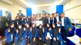 Pemred Klik Madura Prengki Wirananda foto bersama para mahasiswa UIN Madura saat kunjungan. (FOTO-FOTO: YUSRIL RAHMAN SYAKUR / KLIKMADURA)