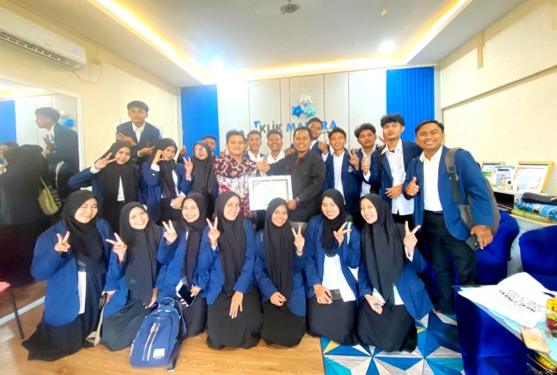 Pemred Klik Madura Prengki Wirananda foto bersama para mahasiswa UIN Madura saat kunjungan. (FOTO-FOTO: YUSRIL RAHMAN SYAKUR / KLIKMADURA)
