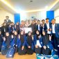 Pemred Klik Madura Prengki Wirananda foto bersama para mahasiswa UIN Madura saat kunjungan. (FOTO-FOTO: YUSRIL RAHMAN SYAKUR / KLIKMADURA)