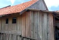 Penampakan rumah warga penerima BSPS di Desa Saobi, Kecamatan Kangayan yang diduga hanya diganti sebagian. (MAT RASIB FOR KLIK MADURA)