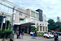 Warga berada di sekitar Kusuma Hospital Jalan Bonorogo, Pamekasan. (MOH. IQBALUL KHAVEI MZ / KLIKMADURA)