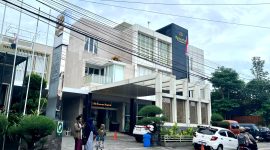 Warga berada di sekitar Kusuma Hospital Jalan Bonorogo, Pamekasan. (MOH. IQBALUL KHAVEI MZ / KLIKMADURA)