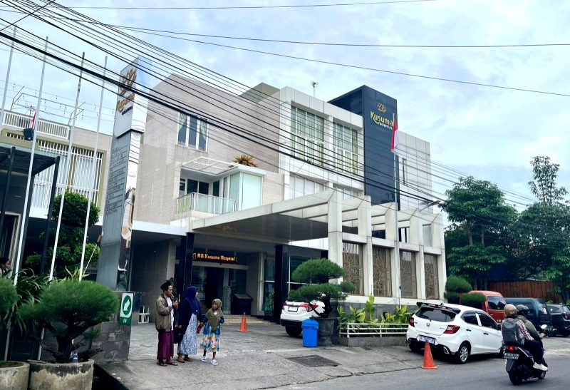 Warga berada di sekitar Kusuma Hospital Jalan Bonorogo, Pamekasan. (MOH. IQBALUL KHAVEI MZ / KLIKMADURA)