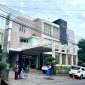 Warga berada di sekitar Kusuma Hospital Jalan Bonorogo, Pamekasan. (MOH. IQBALUL KHAVEI MZ / KLIKMADURA)