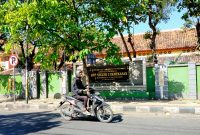 SANTAI: Pengendara melintas di depan SMPN 2 Pamekasan. (LAILIYATUN NURIYAH / KLIK MADURA)