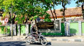 SANTAI: Pengendara melintas di depan SMPN 2 Pamekasan. (LAILIYATUN NURIYAH / KLIK MADURA)