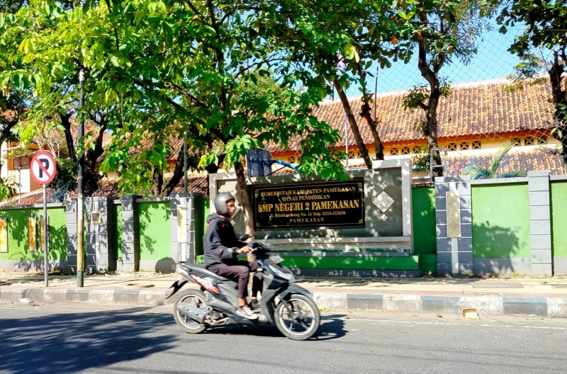 SANTAI: Pengendara melintas di depan SMPN 2 Pamekasan. (LAILIYATUN NURIYAH / KLIK MADURA)