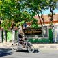 SANTAI: Pengendara melintas di depan SMPN 2 Pamekasan. (LAILIYATUN NURIYAH / KLIK MADURA)