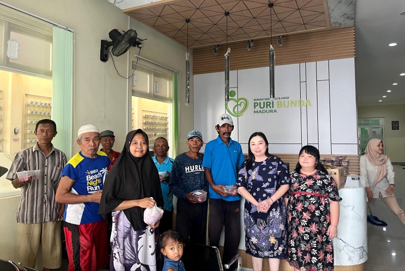 Direktur RSIA Puri Bunda Madura, dr. Anita Setiawati foto bersama penerima hewan kurban. (MOH. IQBALUL KHAVEI MZ / KLIKMADURA)
