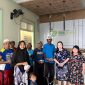 Direktur RSIA Puri Bunda Madura, dr. Anita Setiawati foto bersama penerima hewan kurban. (MOH. IQBALUL KHAVEI MZ / KLIKMADURA)