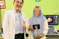 Dokter Poli Kandungan RSUD Waru Pamekasan dr. Anton Supono, Sp.OG foto bersama pasien usai cek kandungan menggunakan layanan USG 4D. (DOK. KLIKMADURA)