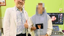 Dokter Poli Kandungan RSUD Waru Pamekasan dr. Anton Supono, Sp.OG foto bersama pasien usai cek kandungan menggunakan layanan USG 4D. (DOK. KLIKMADURA)