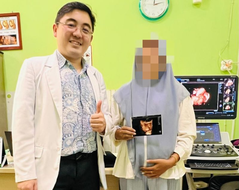 Dokter Poli Kandungan RSUD Waru Pamekasan dr. Anton Supono, Sp.OG foto bersama pasien usai cek kandungan menggunakan layanan USG 4D. (DOK. KLIKMADURA)