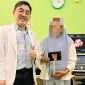 Dokter Poli Kandungan RSUD Waru Pamekasan dr. Anton Supono, Sp.OG foto bersama pasien usai cek kandungan menggunakan layanan USG 4D. (DOK. KLIKMADURA)