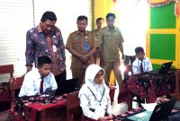 Kepala Dinas Pendidikan dan Kebudayaan (Disdikbud) Pamekasan Moh. Alwi saat melihat langsung kegiatan pembelajaran sekolah dasar. (DOK. KLIKMADURA)