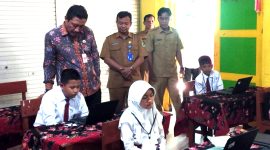 Kepala Dinas Pendidikan dan Kebudayaan (Disdikbud) Pamekasan Moh. Alwi saat melihat langsung kegiatan pembelajaran sekolah dasar. (DOK. KLIKMADURA)
