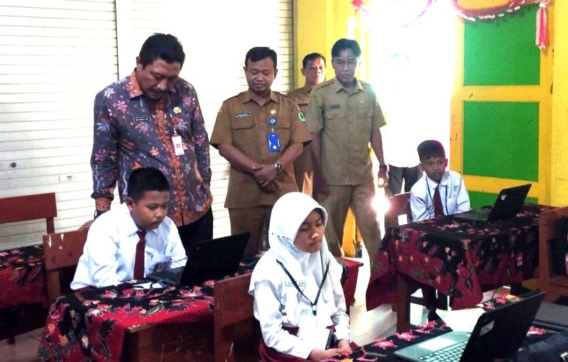 Kepala Dinas Pendidikan dan Kebudayaan (Disdikbud) Pamekasan Moh. Alwi saat melihat langsung kegiatan pembelajaran sekolah dasar. (DOK. KLIKMADURA)