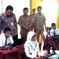 Kepala Dinas Pendidikan dan Kebudayaan (Disdikbud) Pamekasan Moh. Alwi saat melihat langsung kegiatan pembelajaran sekolah dasar. (DOK. KLIKMADURA)