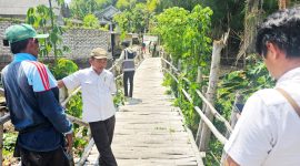 PERLU PERBAIKAN: Petugas Dinas PUPR Pamekasan melakukan monitoring pemeliharaan jembatan di Kelurahan Barurambat Timur, Pamekasan, beberapa waktu lalu. (DINAS PUPR PAMEKASAN UNTUK KLIK MADURA).