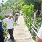 PERLU PERBAIKAN: Petugas Dinas PUPR Pamekasan melakukan monitoring pemeliharaan jembatan di Kelurahan Barurambat Timur, Pamekasan, beberapa waktu lalu. (DINAS PUPR PAMEKASAN UNTUK KLIK MADURA).