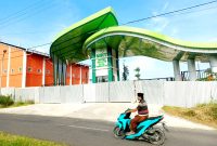 Warga melintas di sekitar SIHT Pamekasan tepatnya di Desa Gugul, Kecamatan Tlanakan. (MOH. IQBALUL KHAVEI MZ / KLIKMADURA)