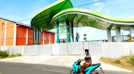 Warga melintas di sekitar SIHT Pamekasan tepatnya di Desa Gugul, Kecamatan Tlanakan. (MOH. IQBALUL KHAVEI MZ / KLIKMADURA)