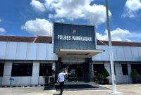 Warga berada di halaman Mapolres Pamekasan. (MOH. IQBALUL KHAVEI MZ / KLIKMADURA)